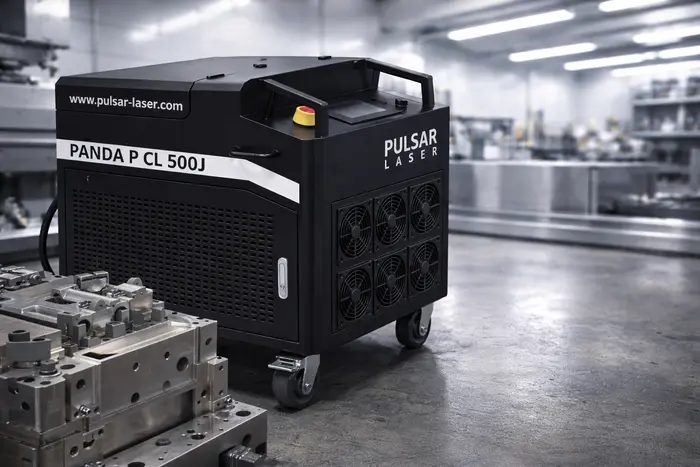 Laserový čistič PANDA P CL 500J Laserový čistič PANDA P CL 500J od Pulsar Laser v moderní kovovýrobní hale – profesionální řešení pro čištění vstřikovacích forem a nerezových svarů ve vysoké kvalitě